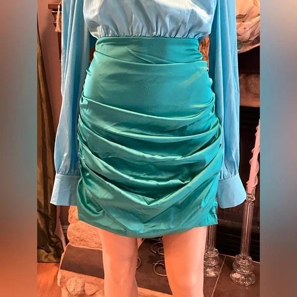 In The Style x Billie Faiers satin contrast high neck ruched skirt in blue/green - Picture 5 of 14